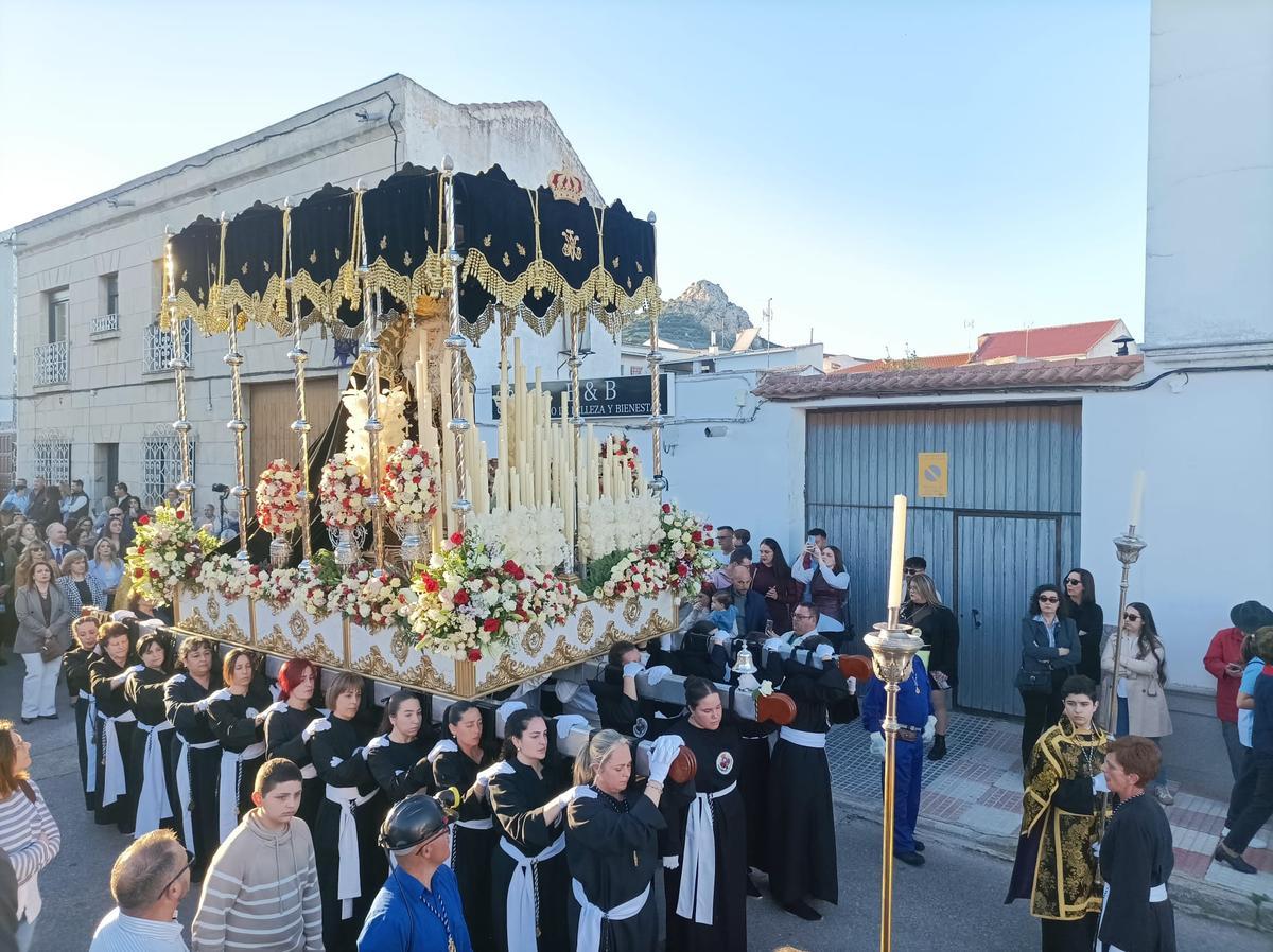 Procesión de la Virgen de los Dolores de Peñarroya, portada por costaleras, este Viernes de Dolores.
