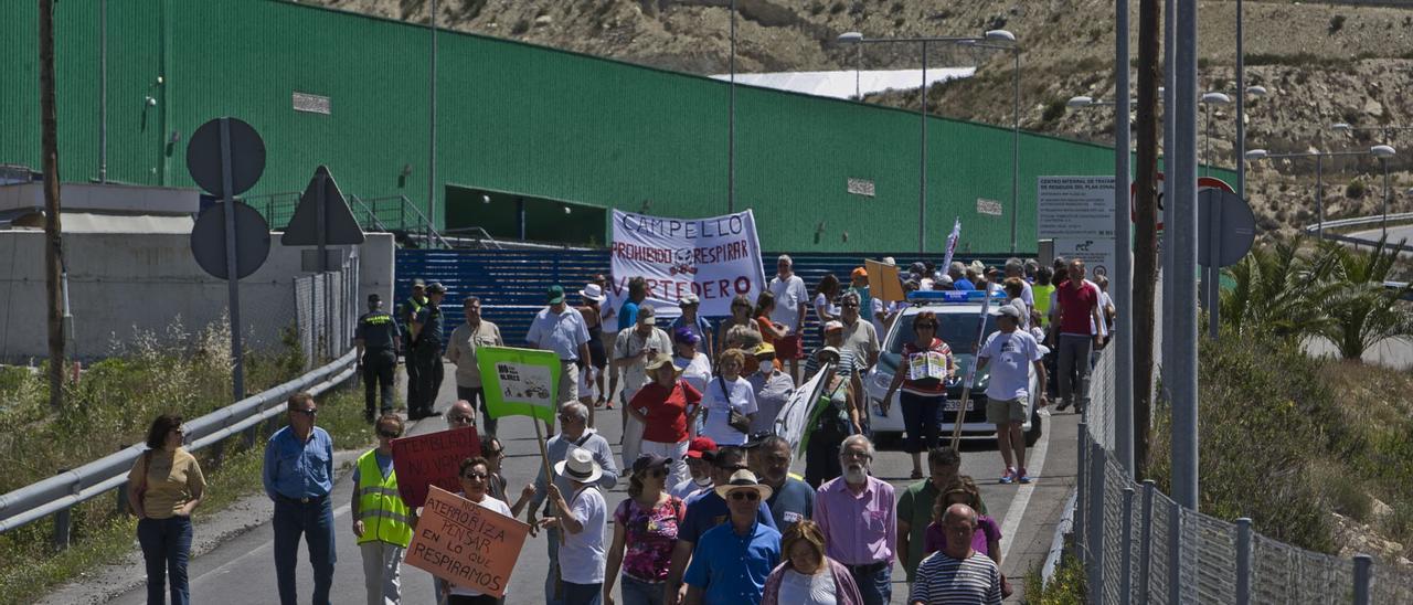 Concentración de los afectados frente a la planta de El Campello, en imagen de archivo