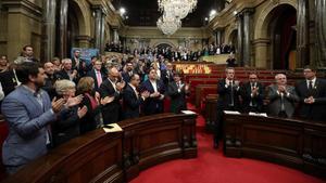 zentauroepp40705074 catalan president puigdemont and deputies applaud after the 171027154527