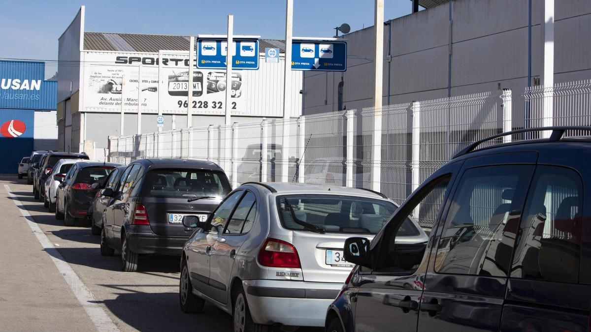 Colas de coches en la estación de la ITV de Xàtiva, en una imagen de archivo.