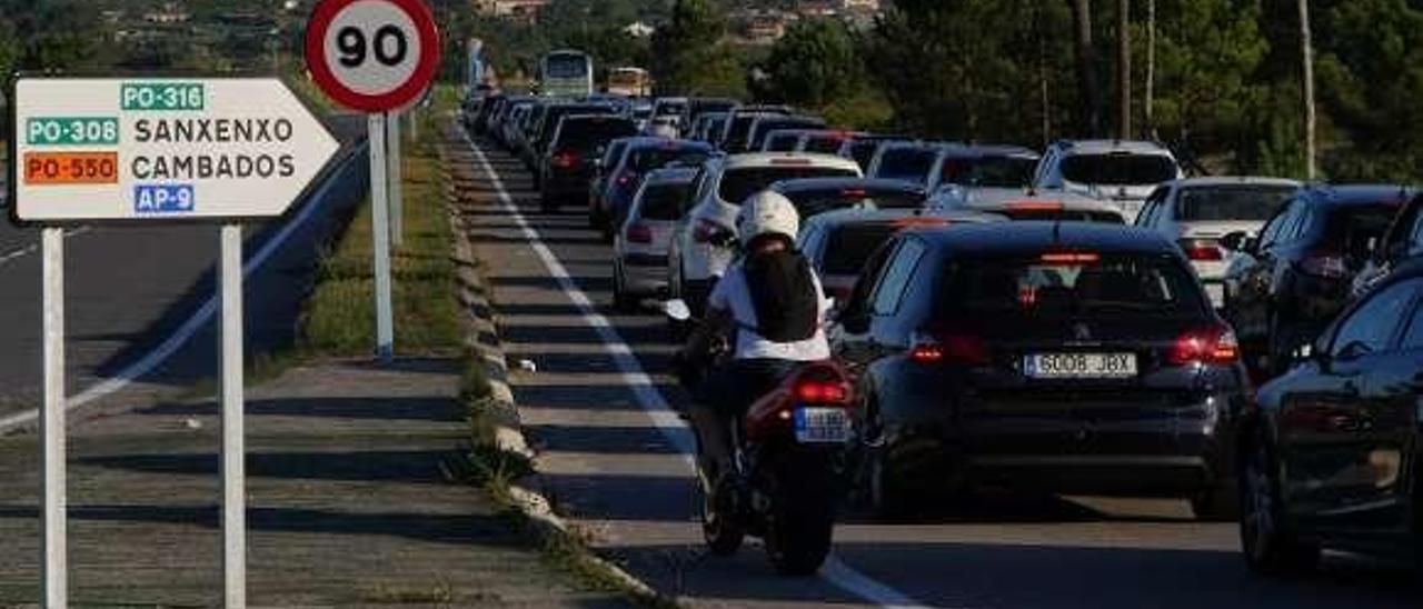 La vía rápida, colapsada para salir de O Grove. // Muñiz