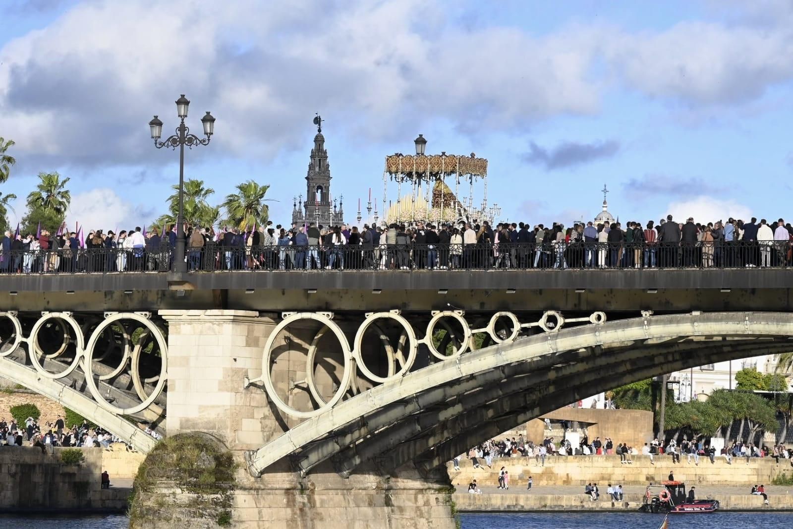 La virgen de la O por el puente de Triana