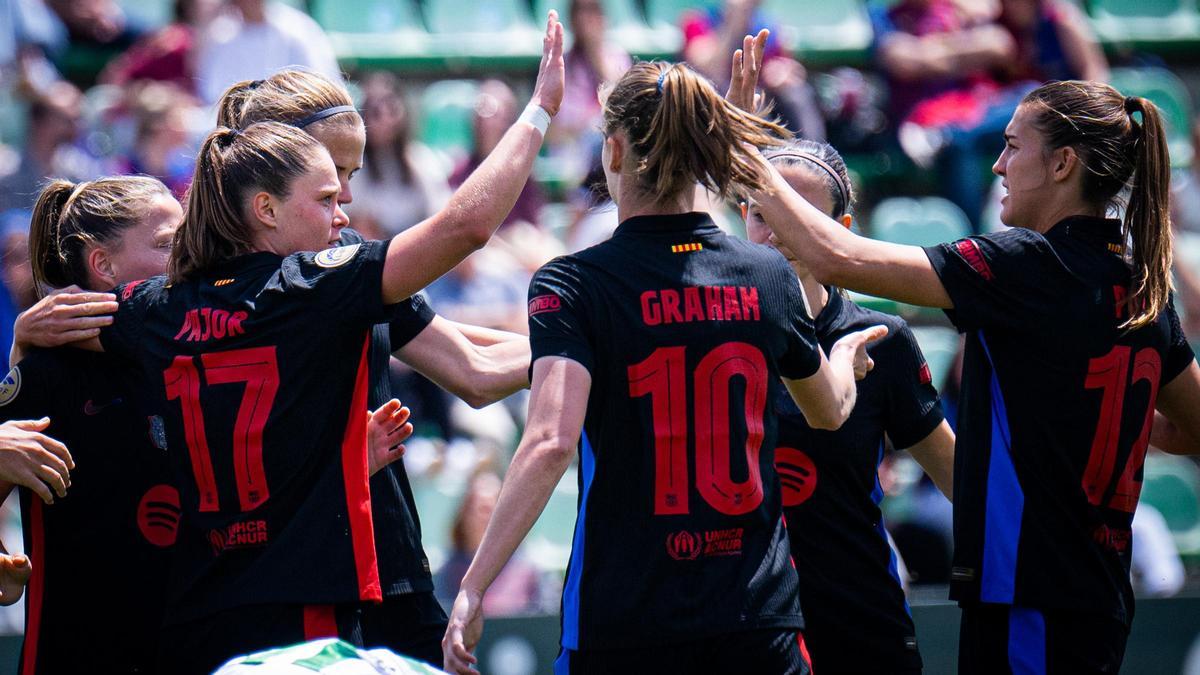 Las jugadoras del Barcelona celebran uno de los goles contra el Betis
