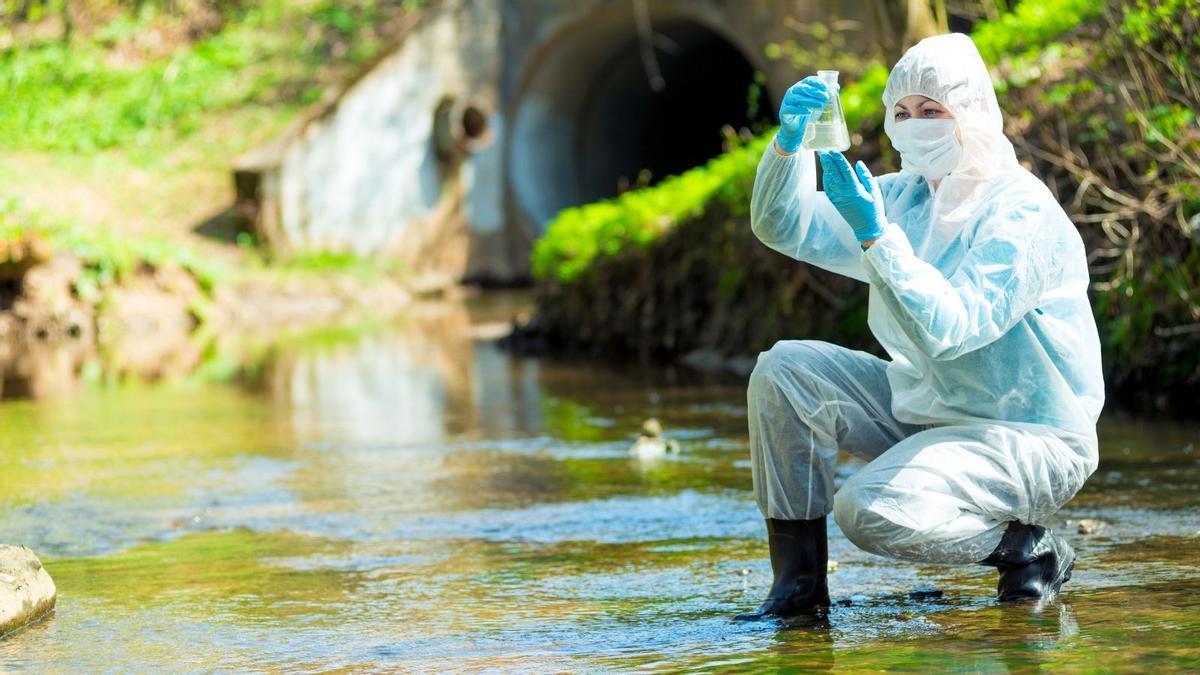 Toma de muestras de agua en un río