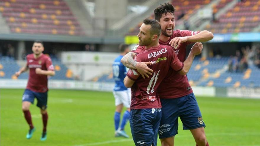 David Añón y Éder celebran el primer gol del Pontevedra.