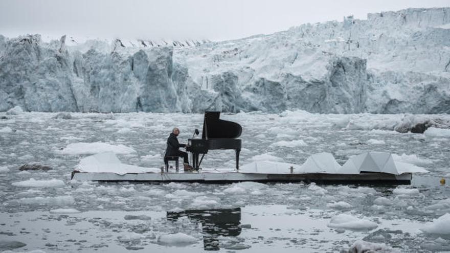 El pianista Ludovico Einaudi da un concierto entre los icebergs del Ártico