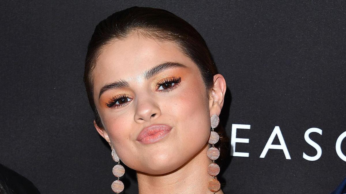 El look más colorido de Selena Gómez: manicura azul