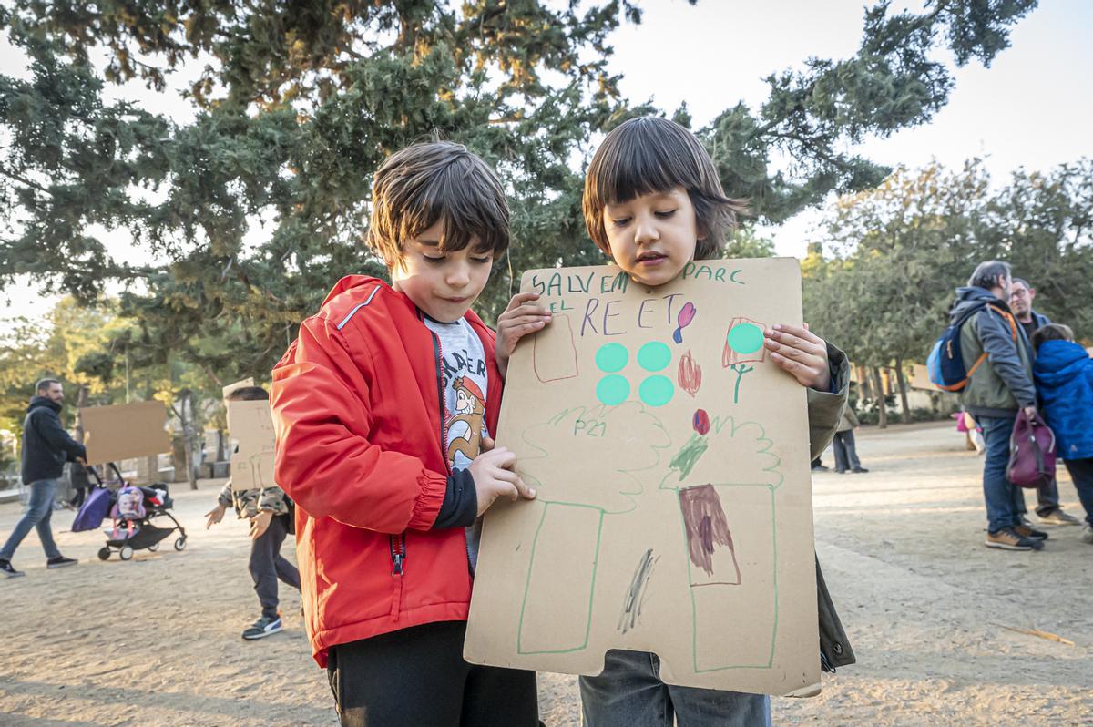 Vecinos del Eixample se manifiestan por primera vez en el parque Joan Miró contra la tala de 170 árboles por las obras de unión del FGC