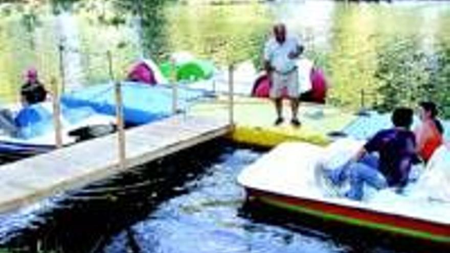 Las barcas de paseo vuelven al río, pero sin permiso municipal