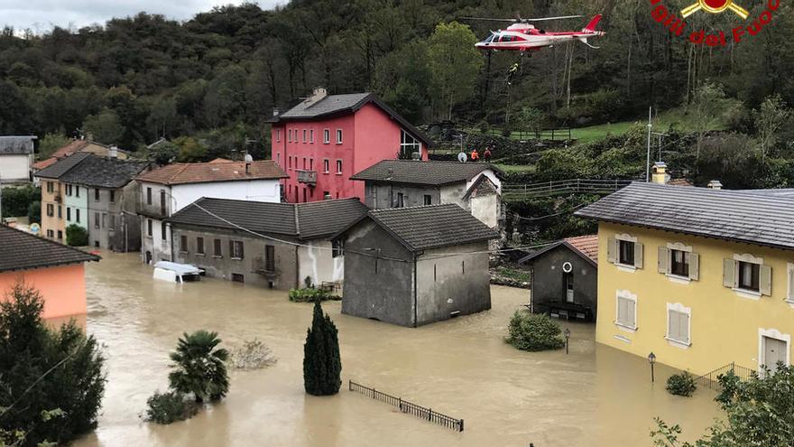 Un helicòpter a la regió inundada d&#039;Ornavasso, a Itàlia