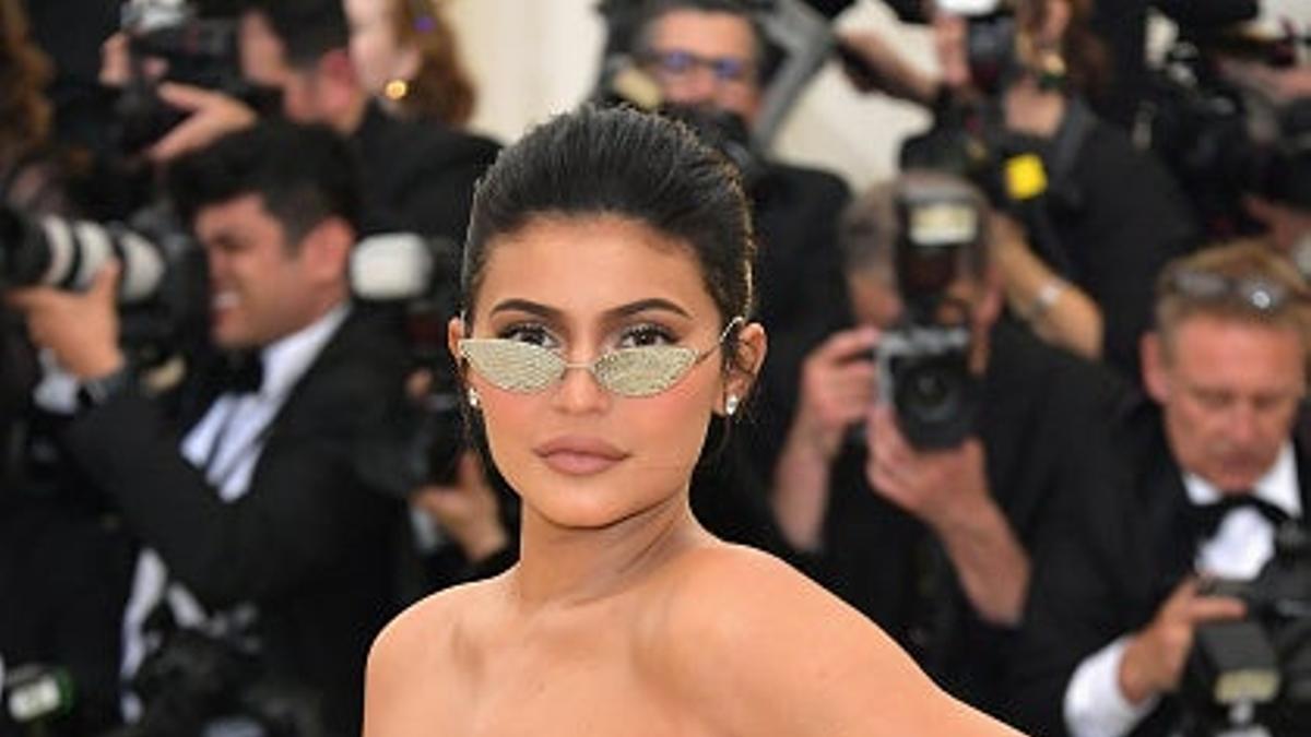 Kylie Jenner echando de menos la mantita eléctrica en la Gala Met