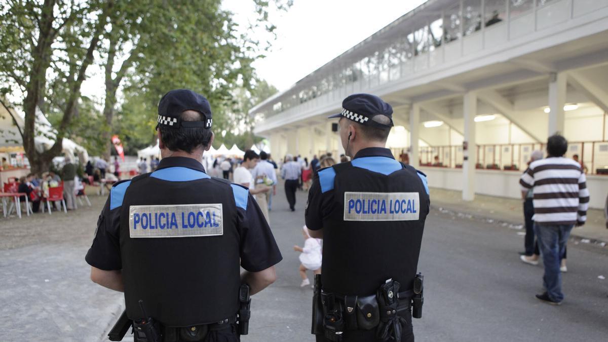 Agentes de la Policía Local con los chalecos antibalas.