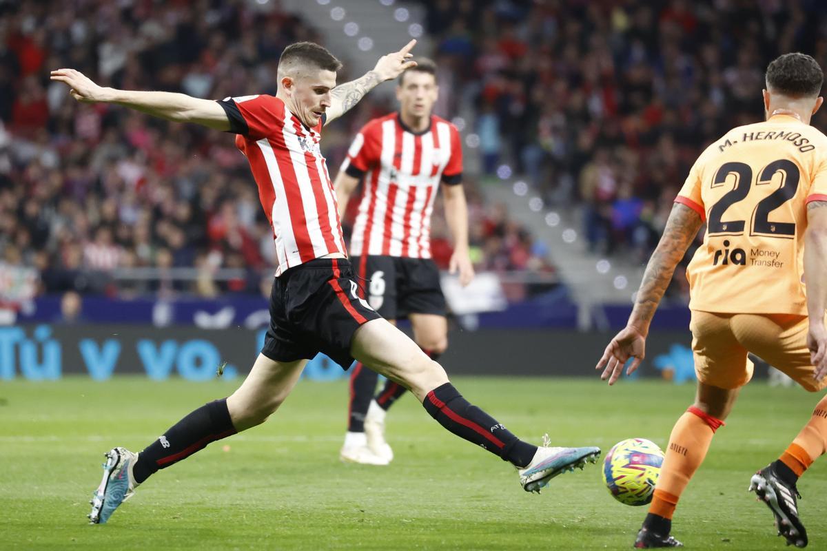 MADRID, 19/02/2023.- El centrocampista del Athletic Club, Oihan Sancet (i), intenta controlar el balón ante el defensa del Atlético de Madrid, Mario Hermoso, durante el encuentro correspondiente a la jornada 22 que disputan hoy domingo en el estadio Metropolitano, en Madrid. EFE / Juan Carlos Hidalgo.