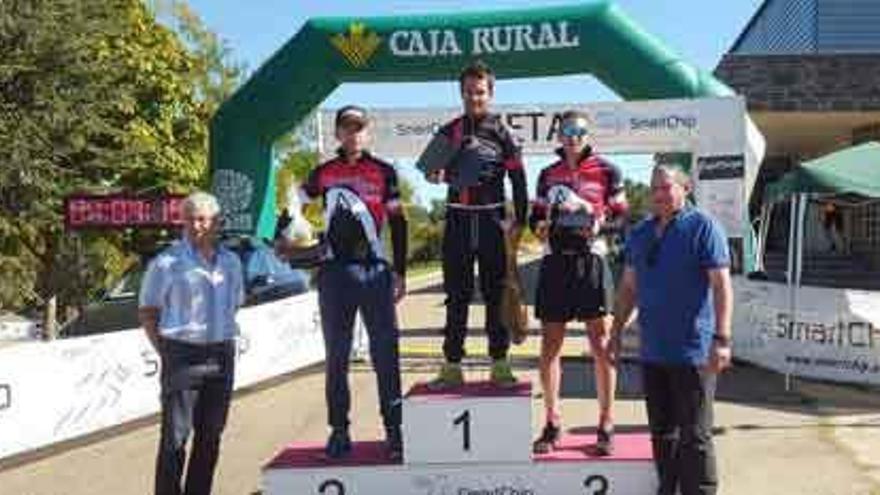 Javier Manzano, en lo más alto del podio de la carrera de Trabazos que ganó ayer.