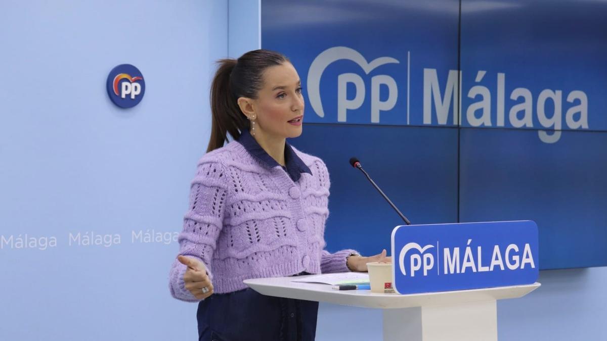 La portavoz del PP de Málaga, Elisa Pérez de Siles, en rueda de prensa este domingo.