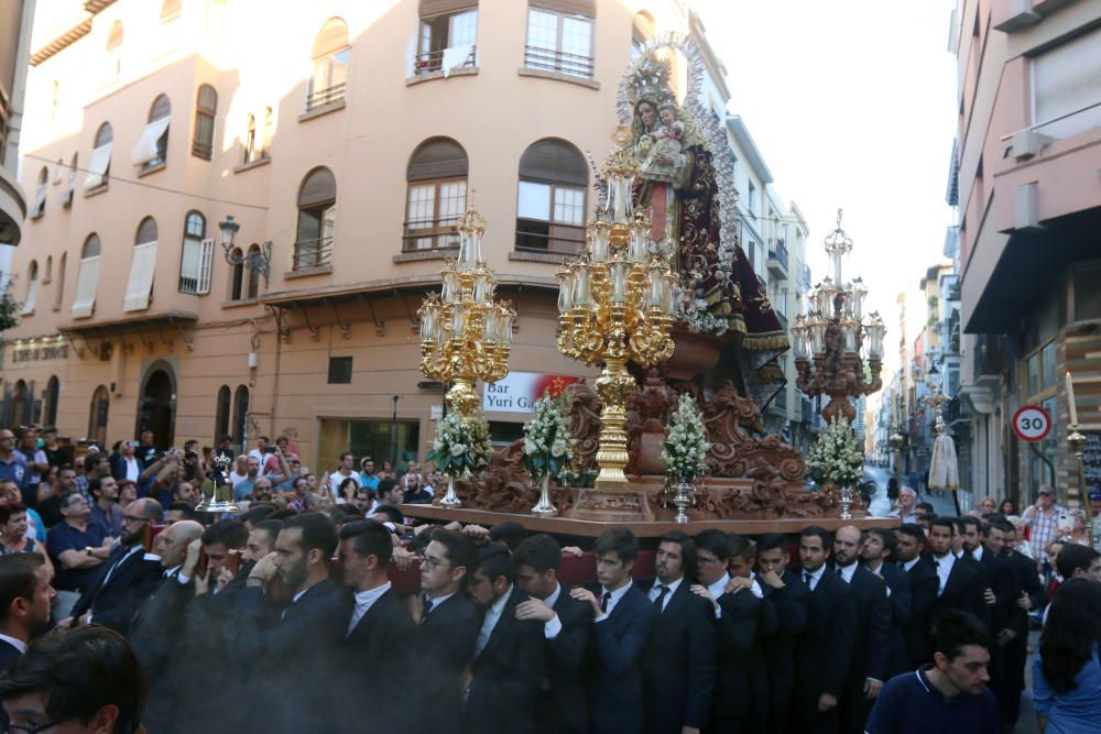 La tercera salida procesional de la Virgen de los Remedios recorre las calles del Centro de Málaga tras iniciar el cortejo desde la iglesia de los Mártires.