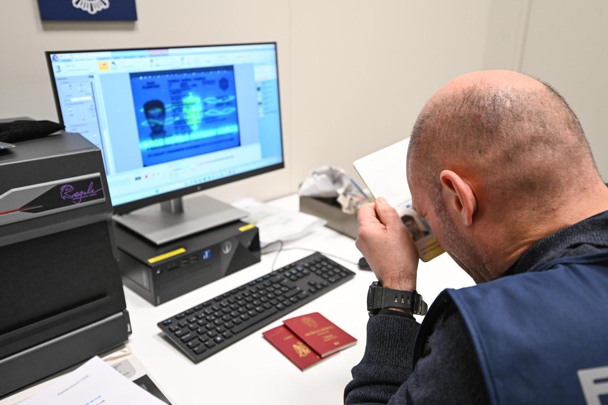 La inspección que se realiza en segunda línea, donde se determina si efectivamente la documentación es falsa, y se hacen los informes.