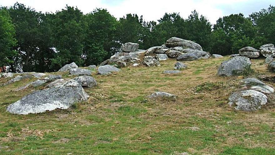 Foxo do xacemento e conxunto de rochas na cima da súa croa.