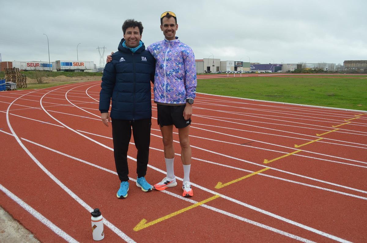 Roberto Cejuela (izquierda) y Daniel Arce (derecha), en las pistas de atletismo de Benavente.
