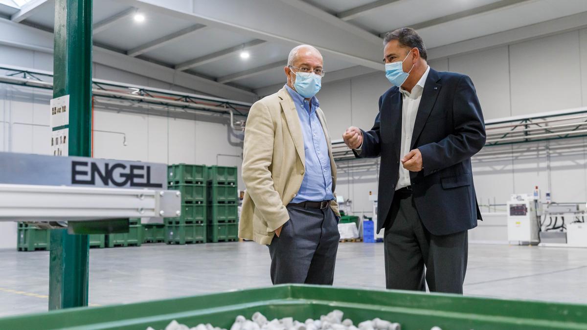 El vicepresidente de Castilla y León, Francisco Igea, ayer durante una visita a una empresa segoviana.