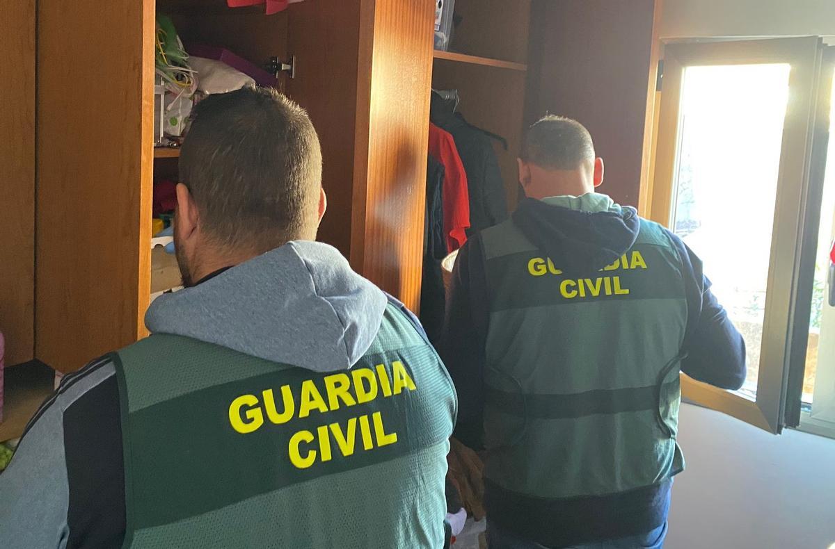 Dos guardias civiles, durante un registro en el domicilio de uno de los sospechosos.