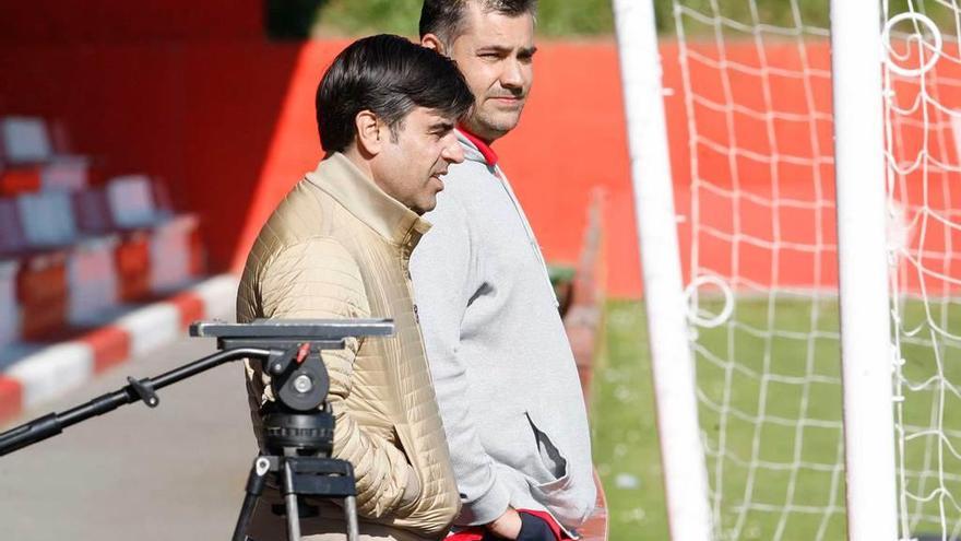 Nico Rodríguez y Richi Serrés observan el entrenamiento.