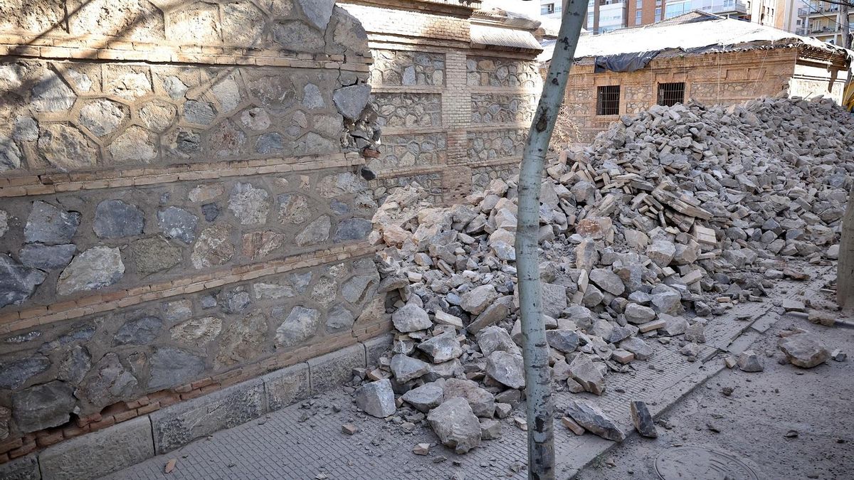 Los muros perimetrales de la Cárcel Vieja de Murcia, derribados en febrero.