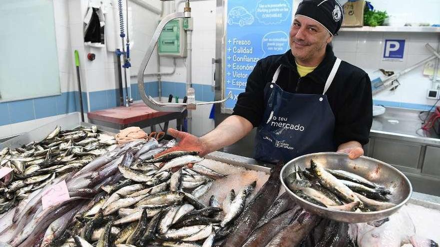 Un pescadero del mercado de As Conchiñas muestra las sardinas que tenía ayer a la venta.