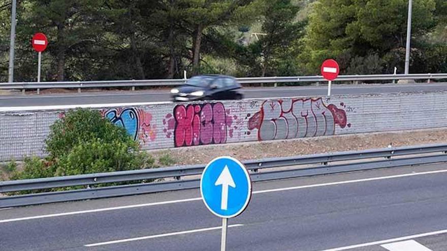 Pintadas que han aparecido en la mediana de la Ma-1.