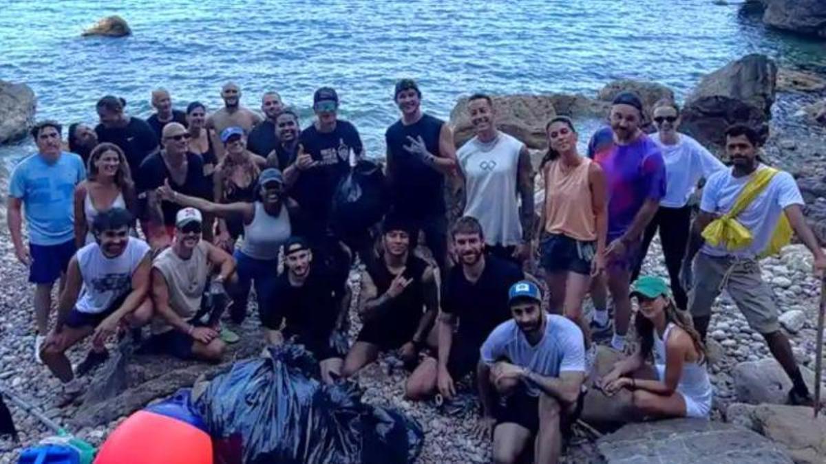 El DJ John Summit participa en la limpieza de una cala en Ibiza.