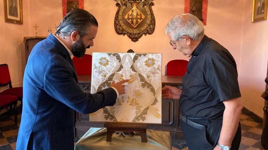 Guillermo Catalá muestra el dibujo a Jaime Sancho