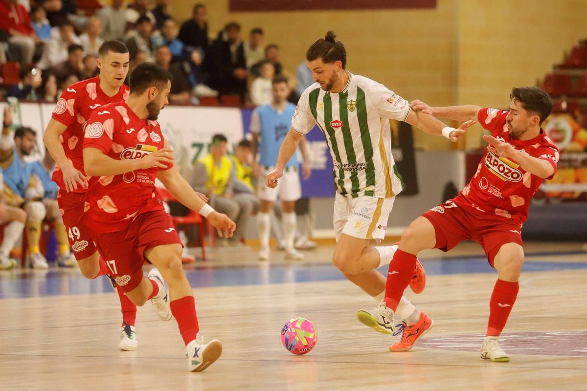 Zequi controla un balón.