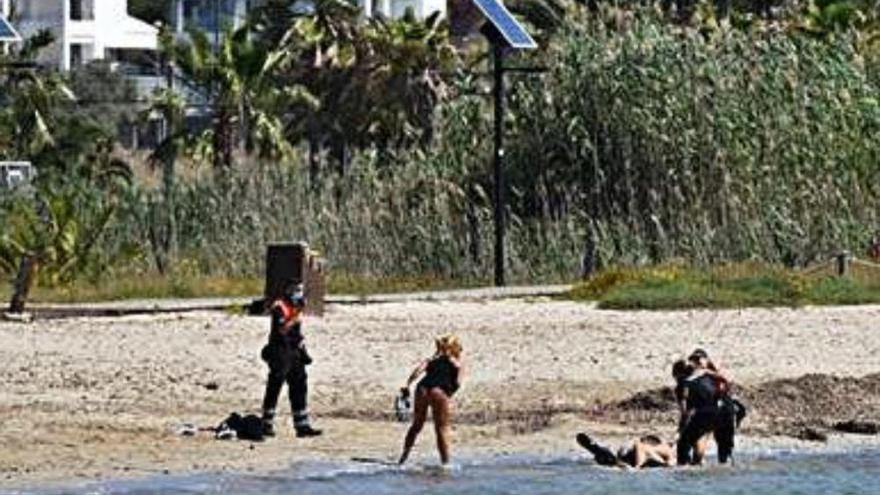 Agresiva pelea entre la policía y tres personas en una playa