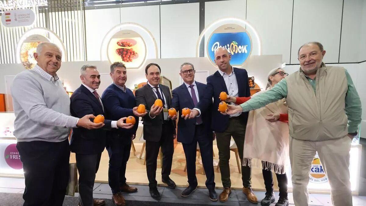 Llorca, en el centre, a Berlín, amb la DOP Caqui Ribera del Xúquer