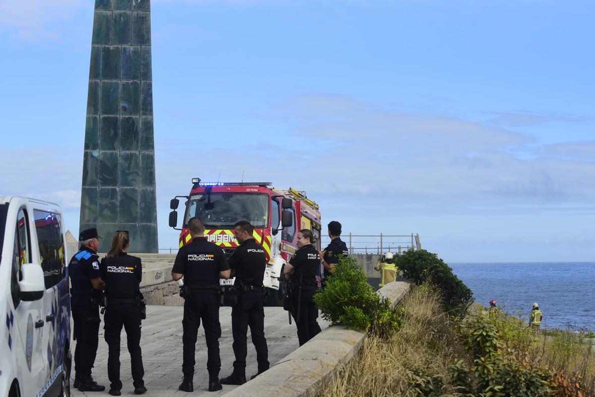 Incendio en los bajos del Obelisco Millenium, en A Coruña
