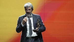 Alberto Rodriguez, director de Anatomía de un instante, recogiendo uno de los Anillos de Oro que ganó.
