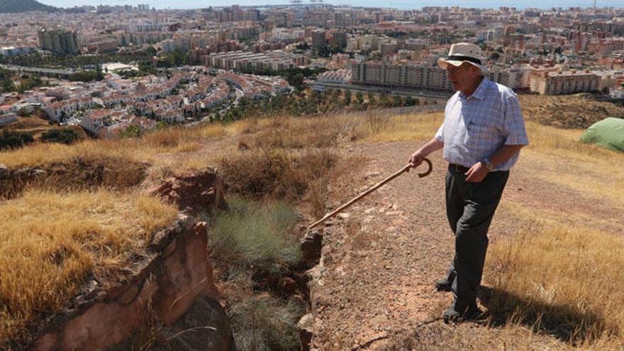 Juan Manuel Muñoz Gambero, esta semana en el Cerro de la Tortuga de Teatinos junto a los restos de las cisternas del complejo.