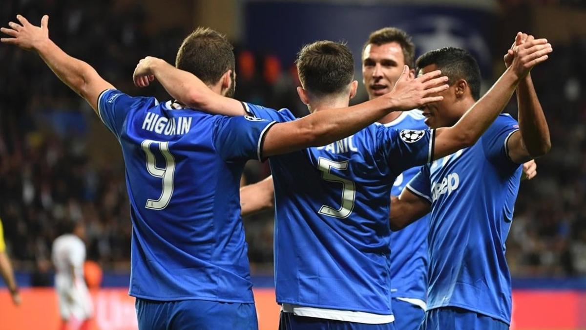 Higuain, felicitado por sus compañeros de la Juventus en el partido ante el Mónaco.