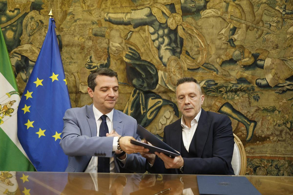 A.J.González Córdoba José María Bellido, y el presidente de la Fundación Les Arts i els Artistes de Barcelona, Xavier Bassons, firman la declaración de intenciones para el establecimiento de una subsede del Museo Europeo de Arte Contemporáneo (MEAM) en Caballerizas Reales