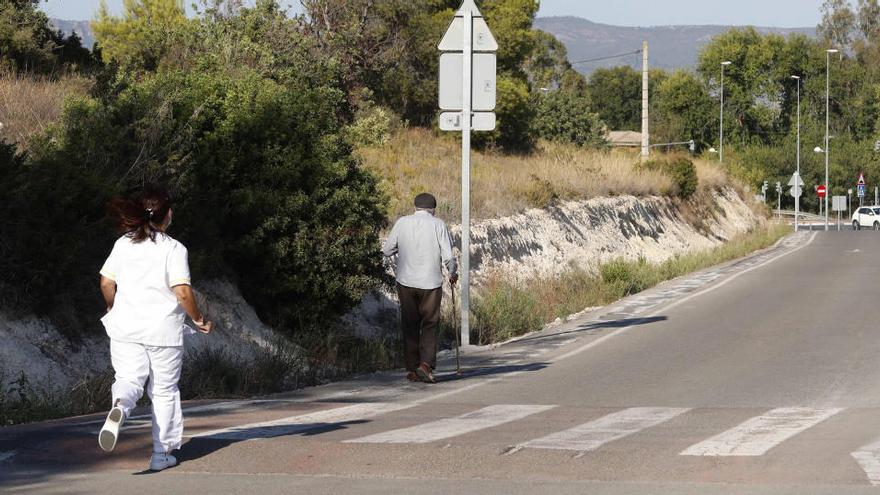 Un anciano de la residencia denunciada en Llìria se escapa al lograr que le abran la puerta