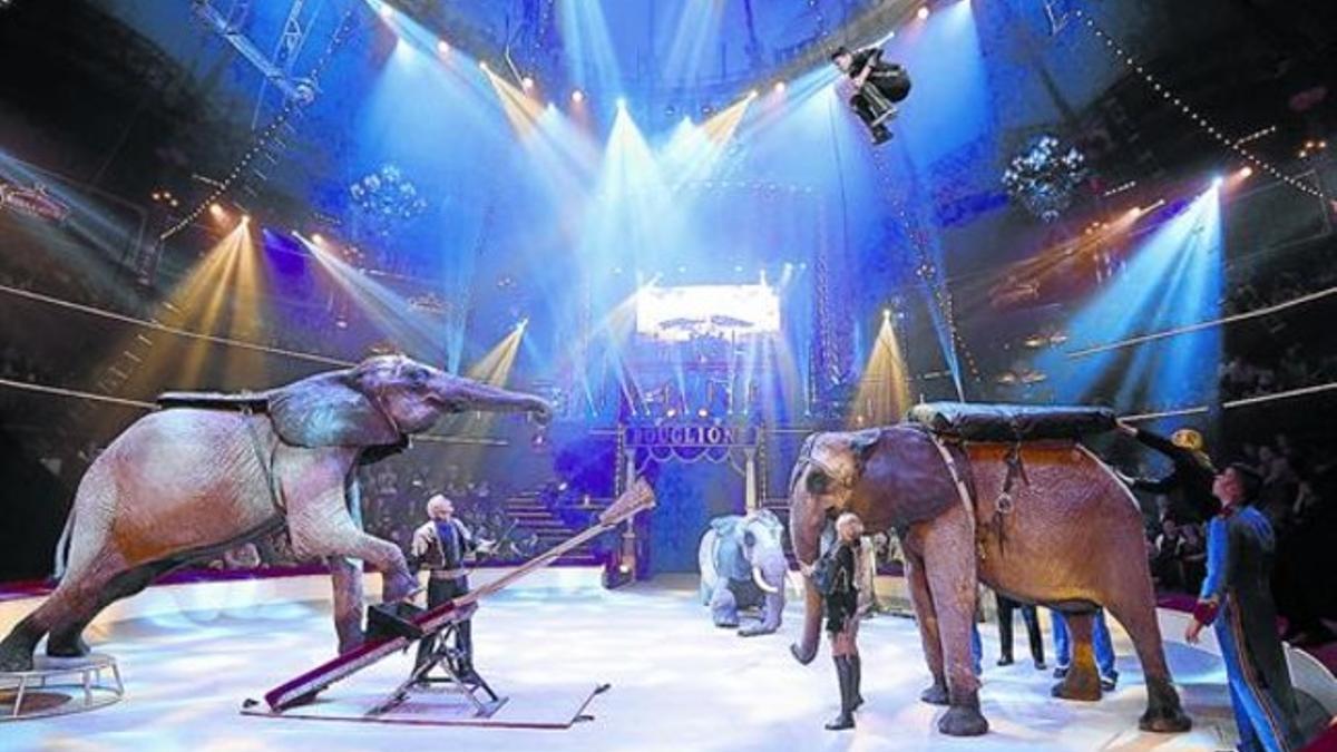 Bajo el foco 8Espectáculo con elefantes de la familia Cassely durante una función del Circo Bouglione, en París, el viernes pasado.