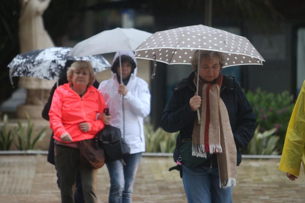 La borrasca Emma se sigue dejando sentir en Málaga durante la jornada del viernes. La alerta por fuertes precipitaciones sigue activa hasta las seis de la tarde.