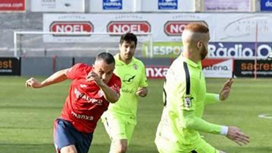 Un lance del partido entre el Ontinyent y el Olot.