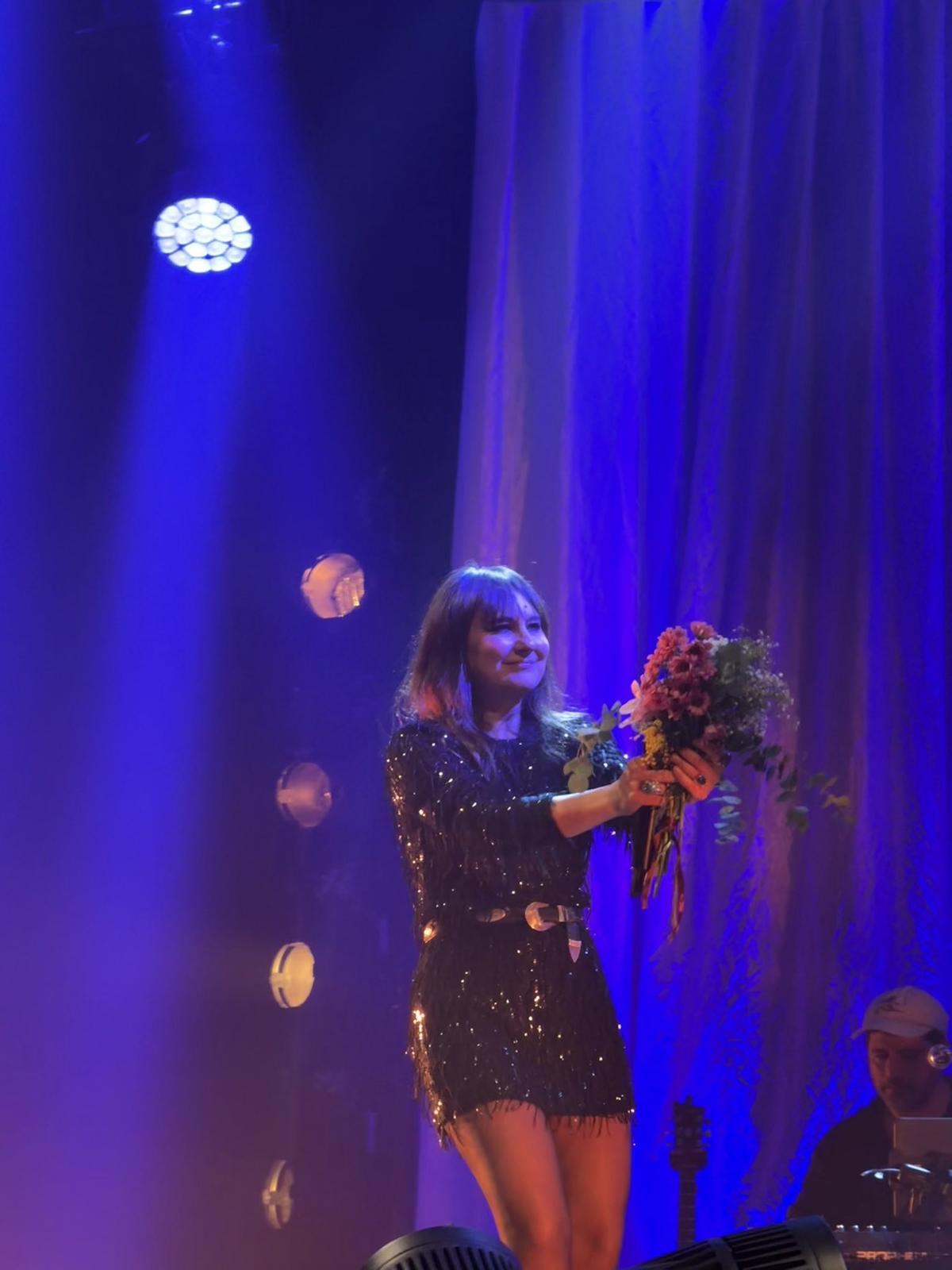 Eva Amaral recibió un ramo de flores al concluir la canción.