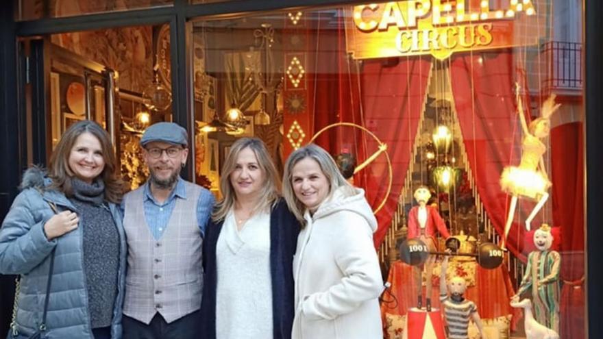 José Carlos Capella, con varias amigas de Capella Decoración, delante del escaparate de la tienda