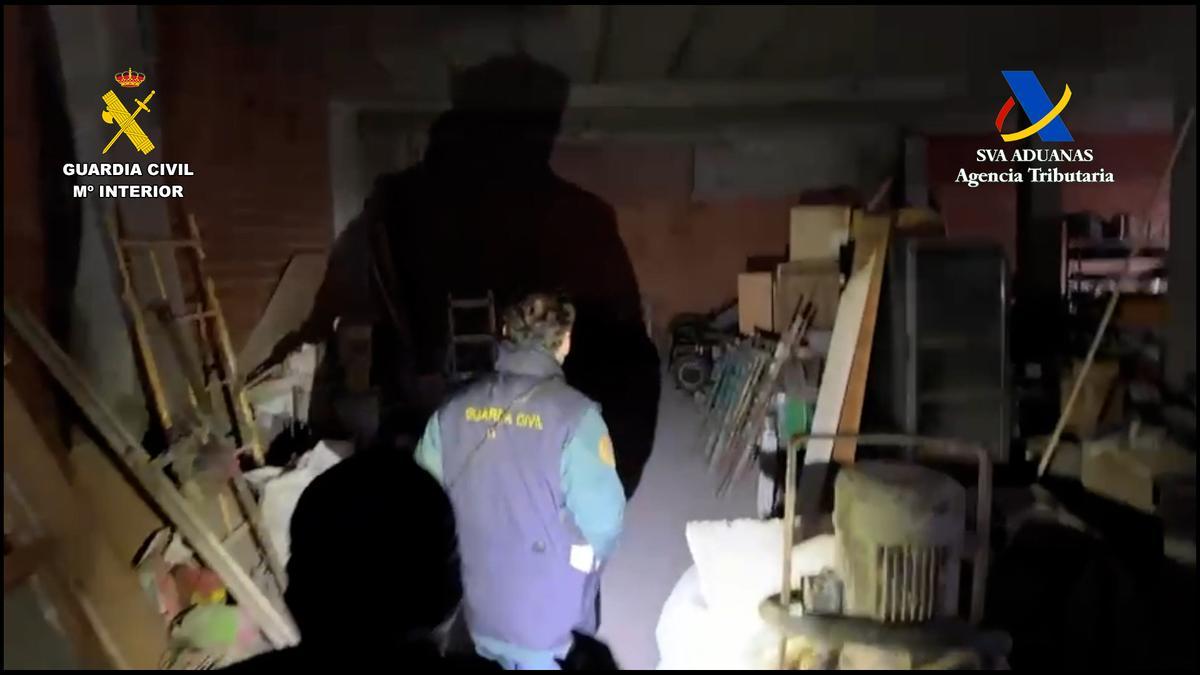 Cinco detenidos por venta de cocaína y hachís tras varios registros en A Coruña, Arteixo, Oza-Cesuras dentro de la operación 'Lezna' de la Guardia Civi y Aduanas.