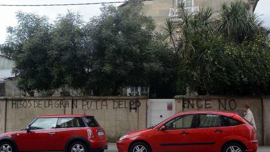 Pintada en el muro de la vivienda del ex alcalde Pedrosa. // R.V.
