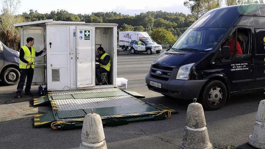 Inspecciones de Tráfico, anteayer, en Ponte Taboada. // Bernabé/J.Lalín