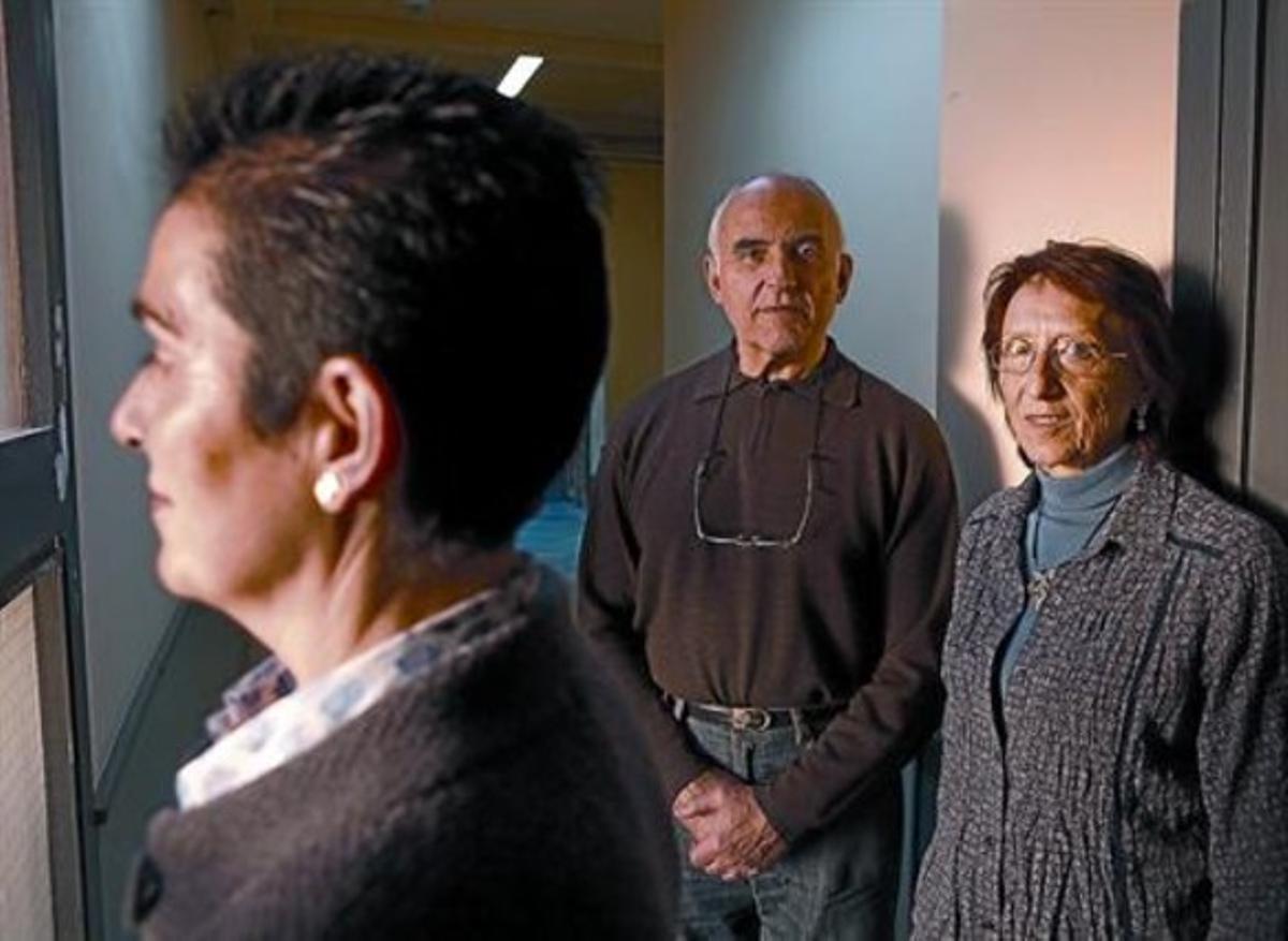 Teresa Gol i Gustavo Subirats, de Dret a Morir Dignament, al costat de la Núria (de perfil), a Barcelona.