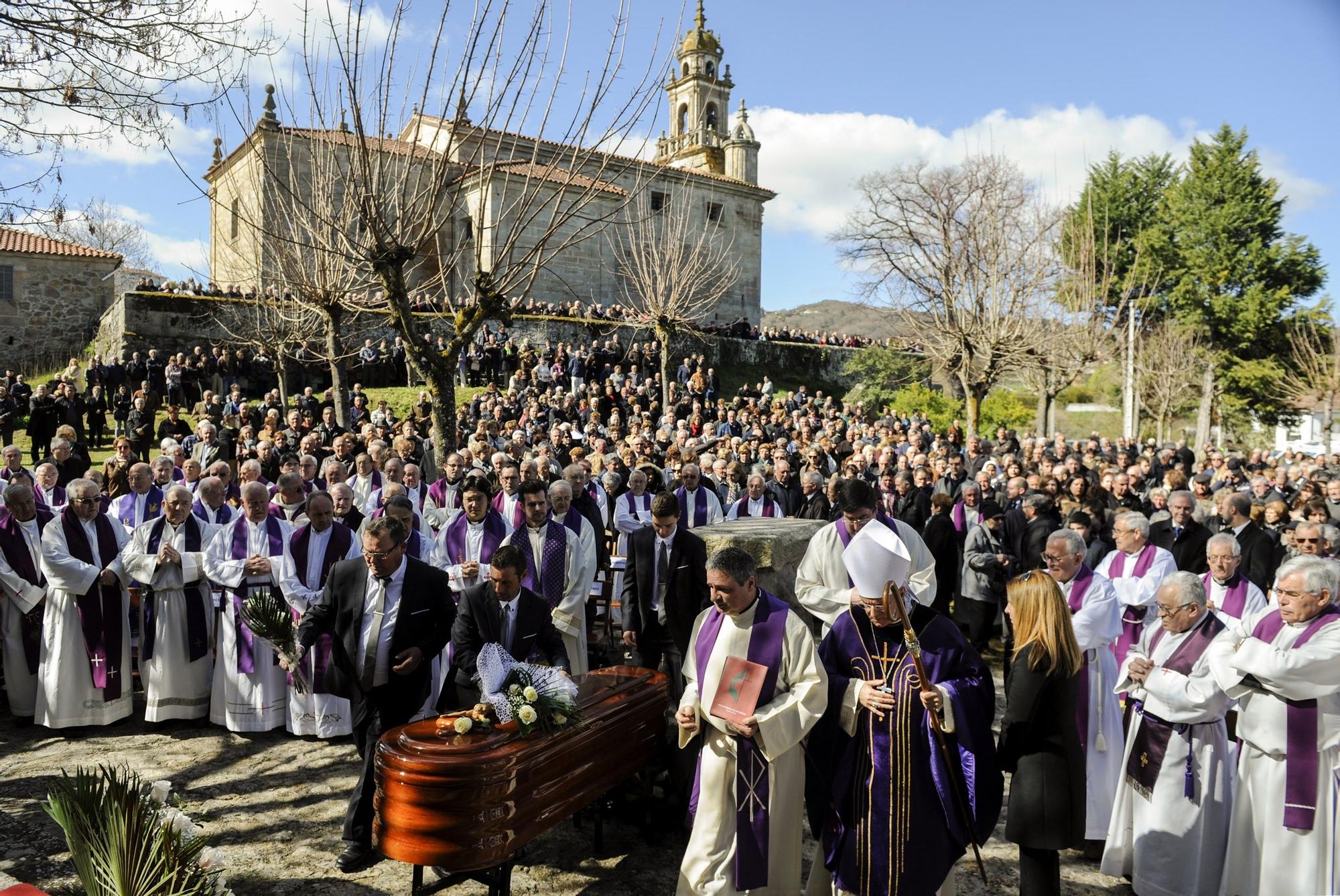 Centenares de personas acudieron al entierro de Don Adolgo en esa Vila de Celanova